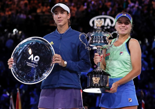 包含穆古鲁扎焦点对战,莎拉波娃与70激战西班牙队分钟,夺冠胜负难料!观众掌声雷动的词条